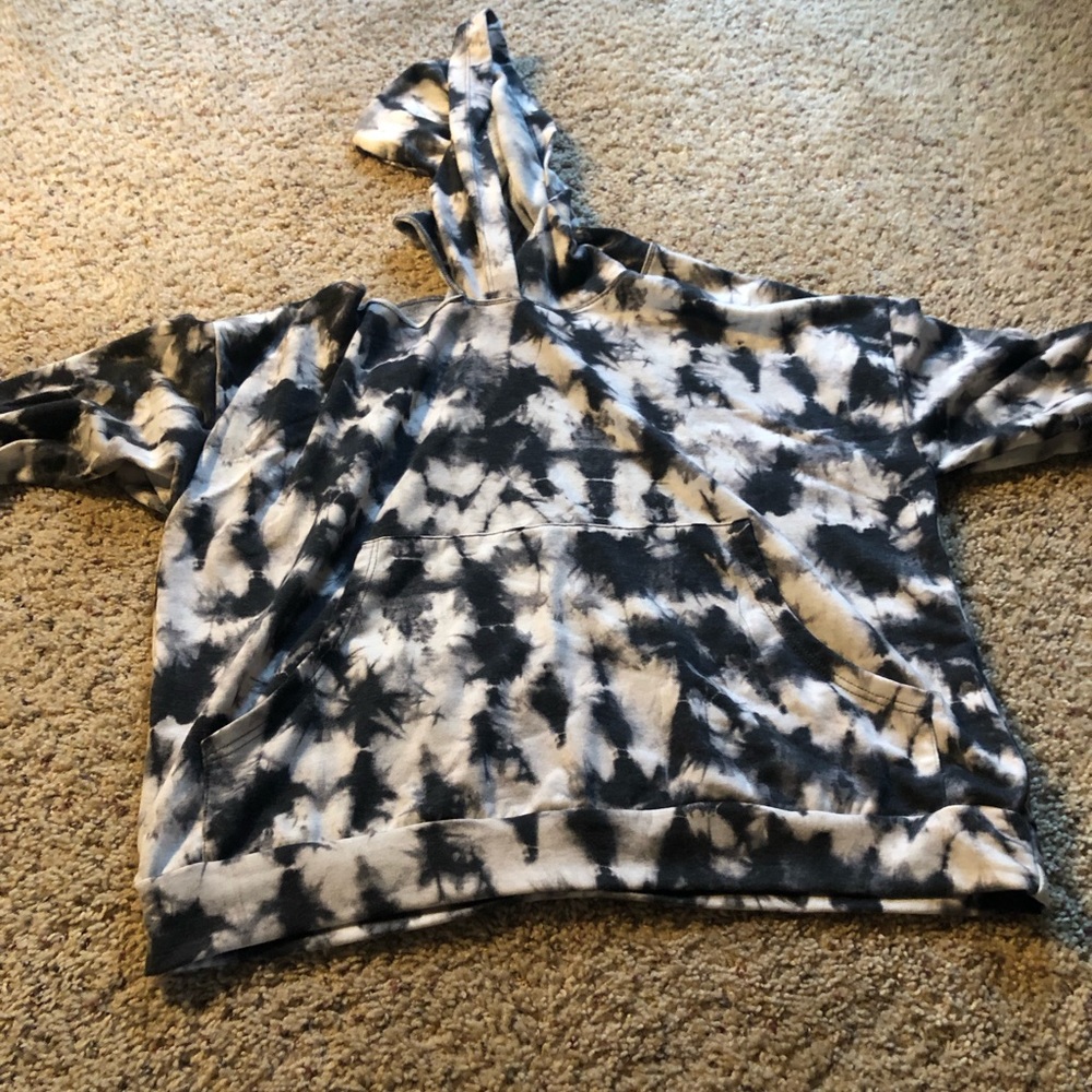 Cold shoulder crop sweatshirt